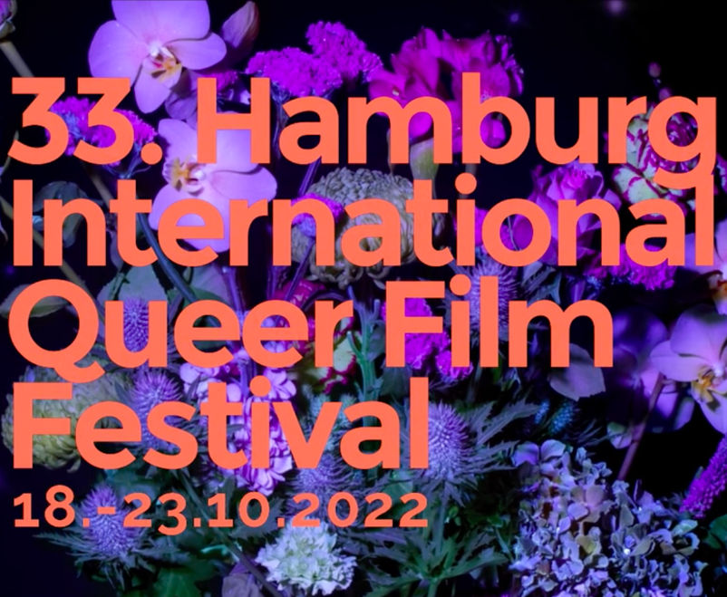 Screenshot des Trailers des 33. Hamburg International Queen Film Festivals: 18.-23.10.2022, mit violettfarbenen bunten Blumenstrauß im Hintergrund