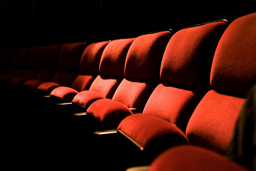 Sitzreihe in einem Kino