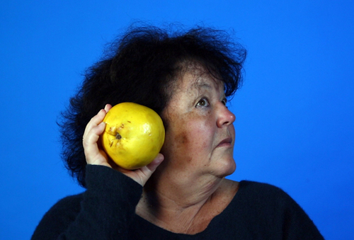 Filmstill La Danse Furieuse - Frau mit Apfel