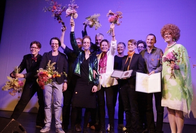 Team auf der Bühne des St. Pauli Theaters mit Blumen